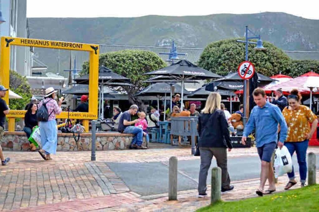 Central Modern Studio Apartment, Hermanus Waterfront Exterior foto