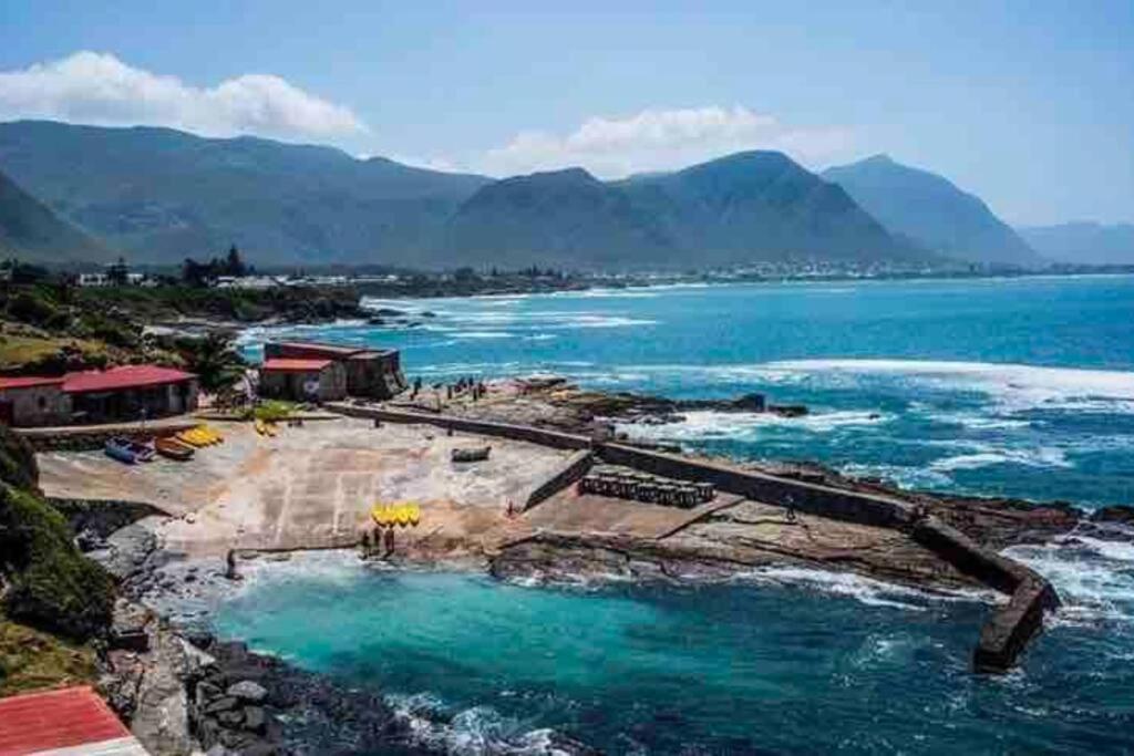 Central Modern Studio Apartment, Hermanus Waterfront Exterior foto